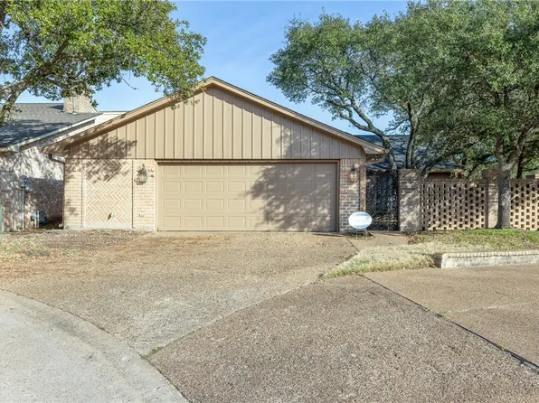 1214 Brook Hollow Ct, Bryan, TX 77802
