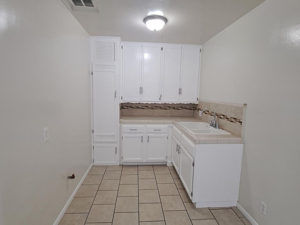 1st image of 912 N Market St APT 1