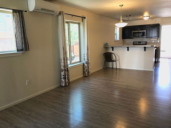 4th image of 412 NE Ohenry Ct