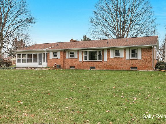 3rd image of 5675 Skyway Dr NE