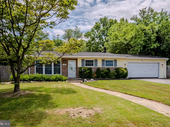 14 W Clairmont Dr, Newark, DE 19702