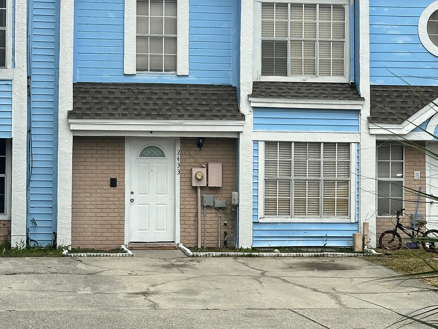 2433 Stratford Upon Avon Blvd — Photo 1