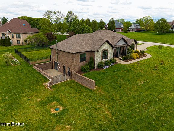 4th image of 1012 Windsor Ct
