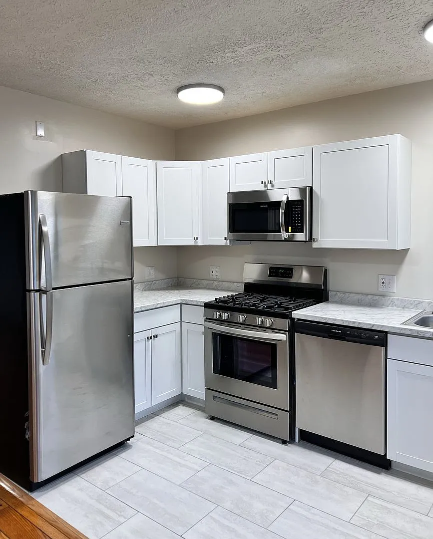 2923 Victoria Avenue — Photo 1