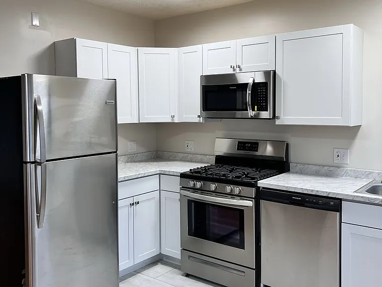 2923 Victoria Avenue — Photo 1