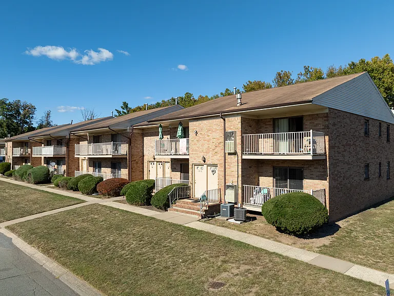 River Edge Apartments — Photo 10