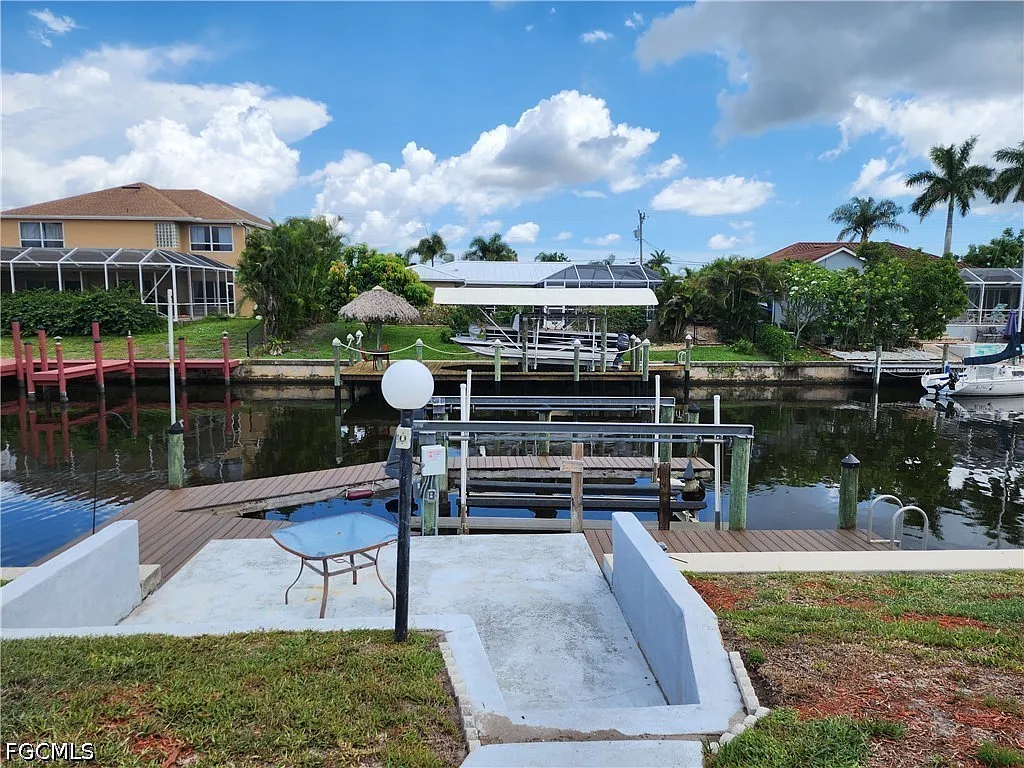 4 bed, 2.0 bath, 2062 sqft, $2,700 — Photo 2