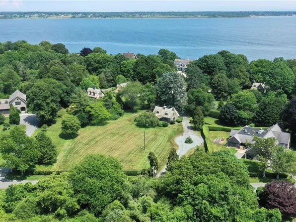 75 Vaucluse Ave, Middletown, RI 02842