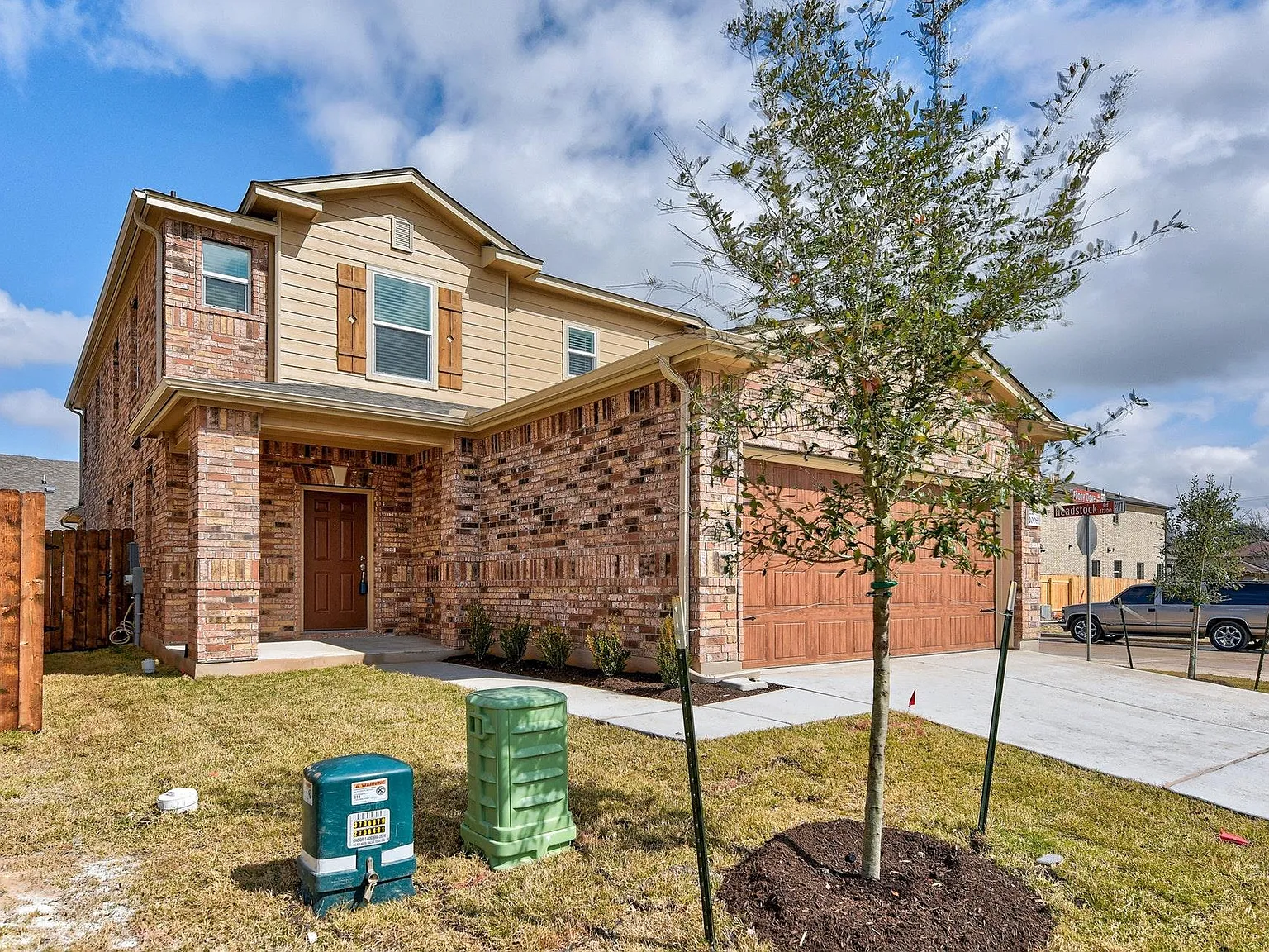 4 bed, 2.5 bath, 2495 sqft, $2,395 — Photo 2