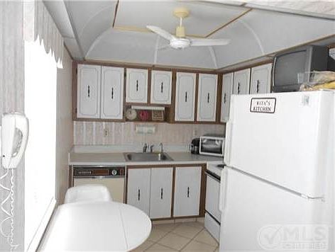 4th image of 601 Burgundy St #M