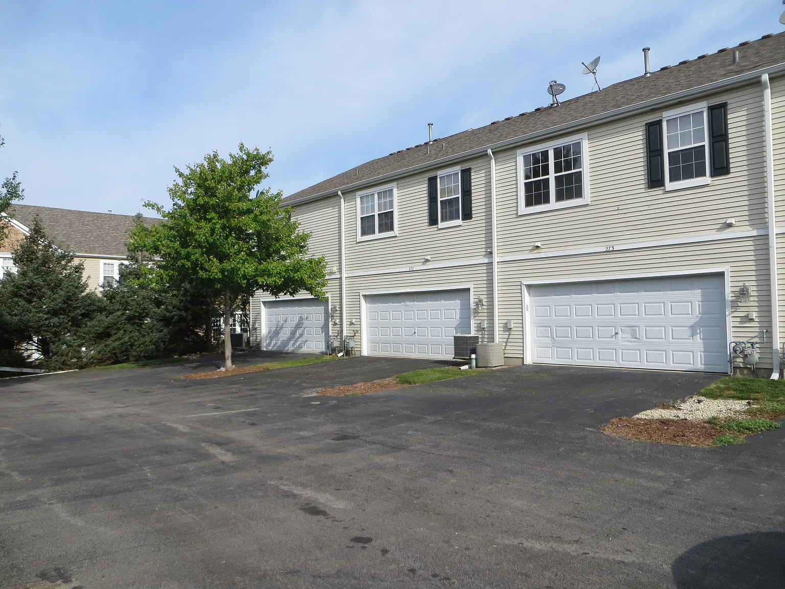 3 bed, 2.5 bath, 1672 sqft, $2,325 — Photo 2