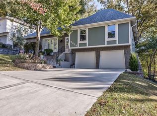 5806 NW Aspen Ln, Parkville, MO 64152