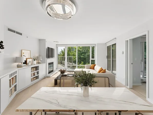 8 Smithe Mews #305, Vancouver, BC V6B 0A5