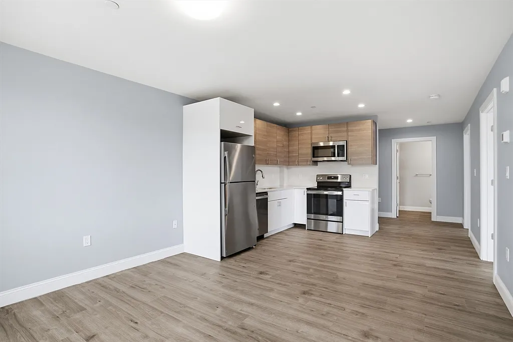 2 bed, 1.0 bath, 801 sqft, $3,750 — Photo 1