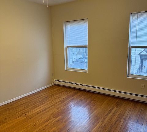 3rd image of 33 Concord St APT 2R