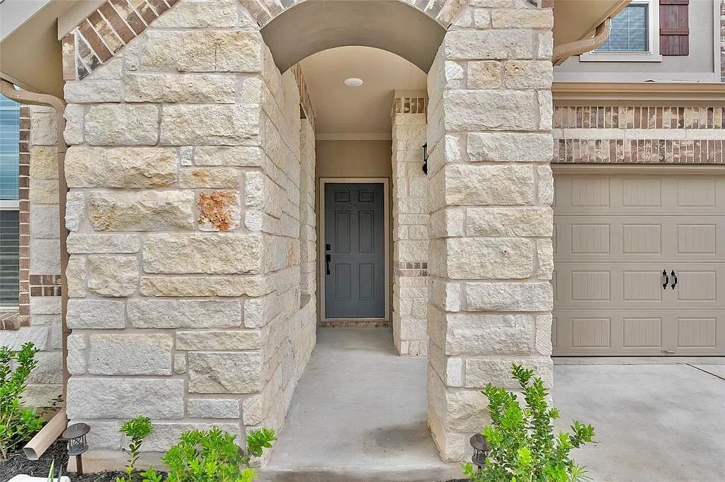 4 bed, 3.0 bath, 2493 sqft, $2,495 — Photo 4