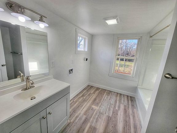 Full bath with washer and dryer hookups in unit