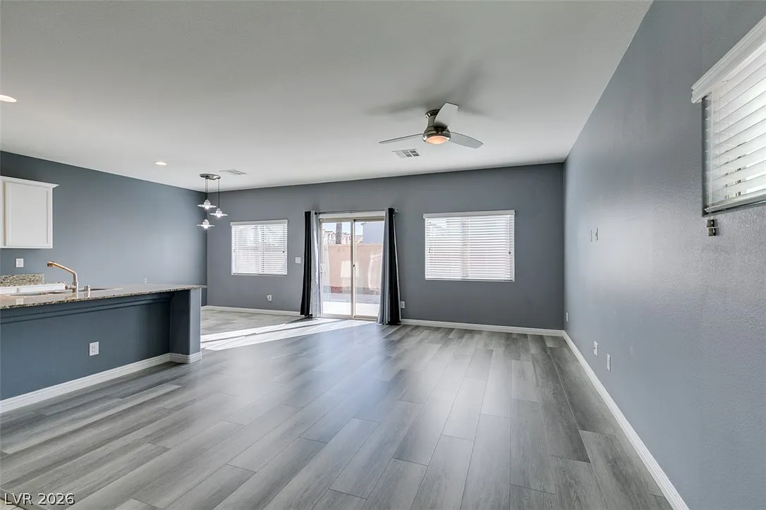 4 bed, 2.5 bath, 1955 sqft, $2,050 — Photo 3