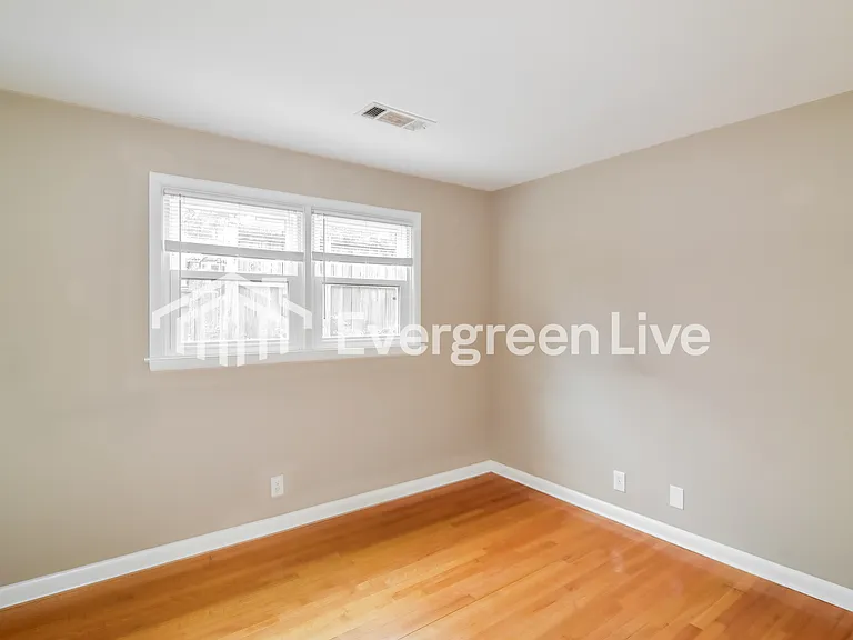 515 Chatsworth Dr — Photo 9