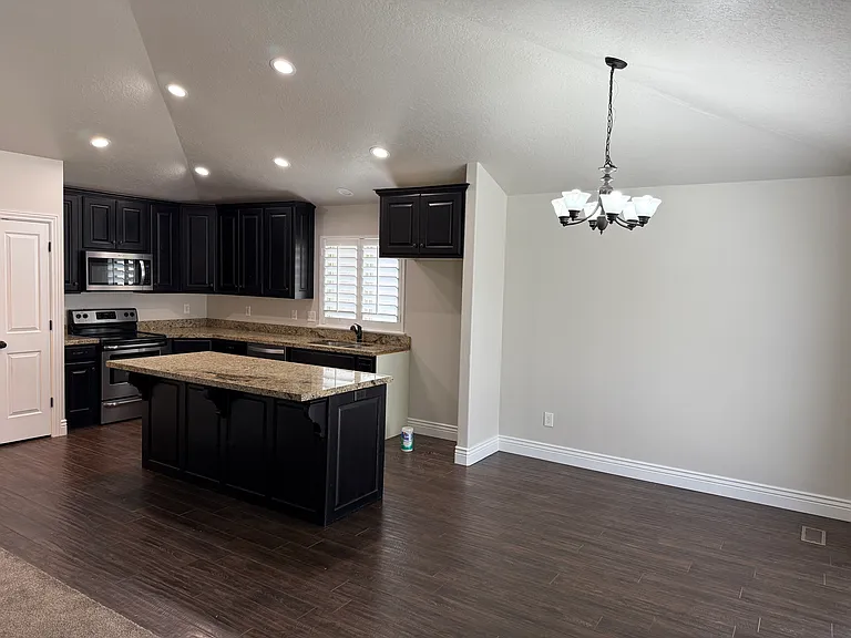 587 N Hills Ct — Photo 3