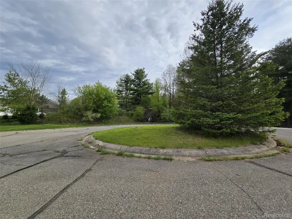 3831 Michael Ct, White Lake, MI 48383