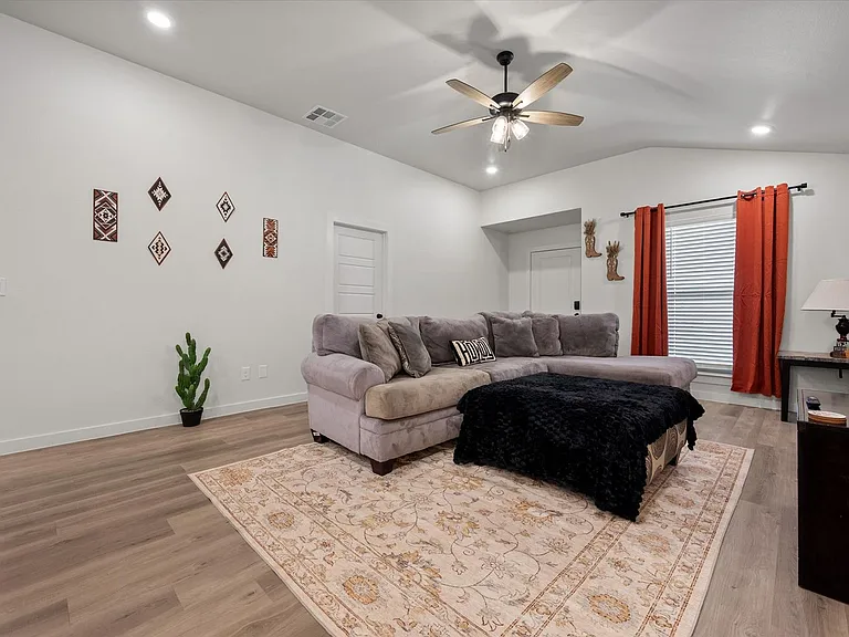 2133 Langford Ave — Photo 8
