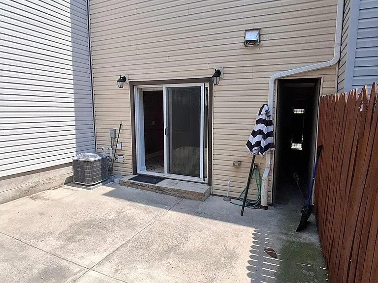 2628 E Harold St — Photo 5