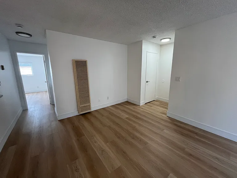 Villa Woods Apartments — Photo 17