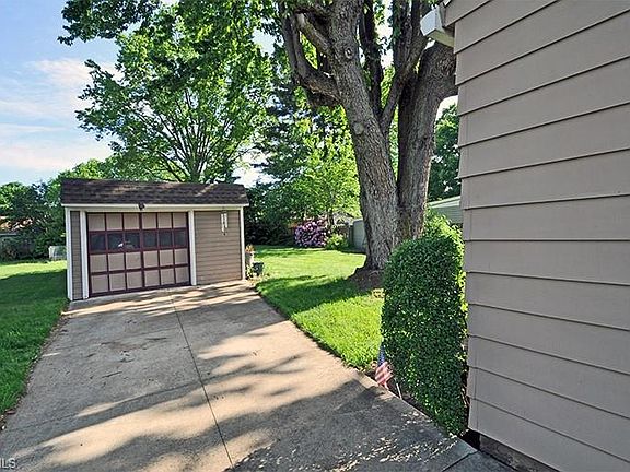 4th image of 22480 Westwood Ave