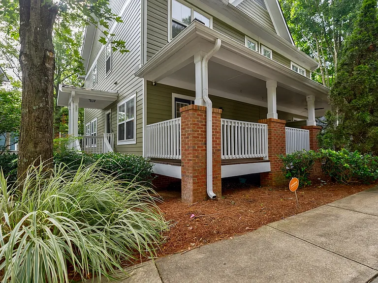 237 Carlyle Park Dr NE — Photo 3