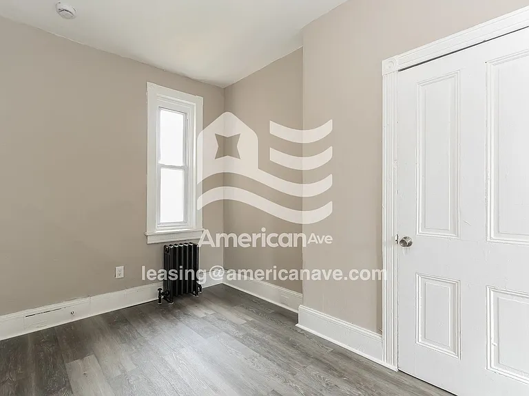 1299137_013_bedroom_12.jpg