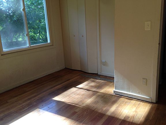 3rd image of 32415 Lapeer Dr