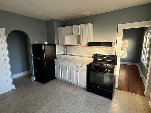 4th image of 107 East Ave #3