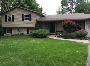 60 Maywood Cir, Rochester, NY 14618