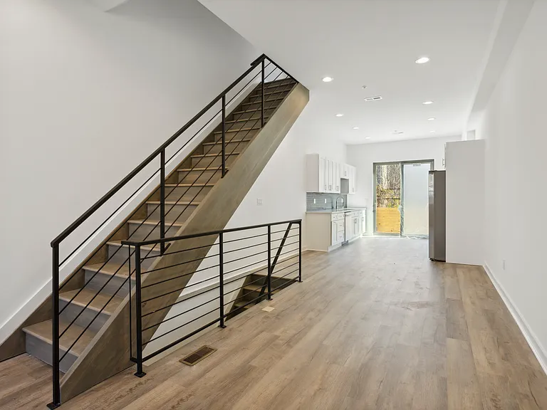 721 N De Kalb St — Photo 5
