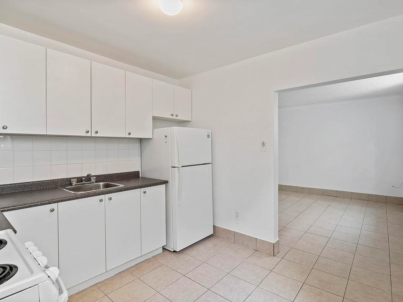 2903 Saint Clair Avenue East Toronto — Photo 3