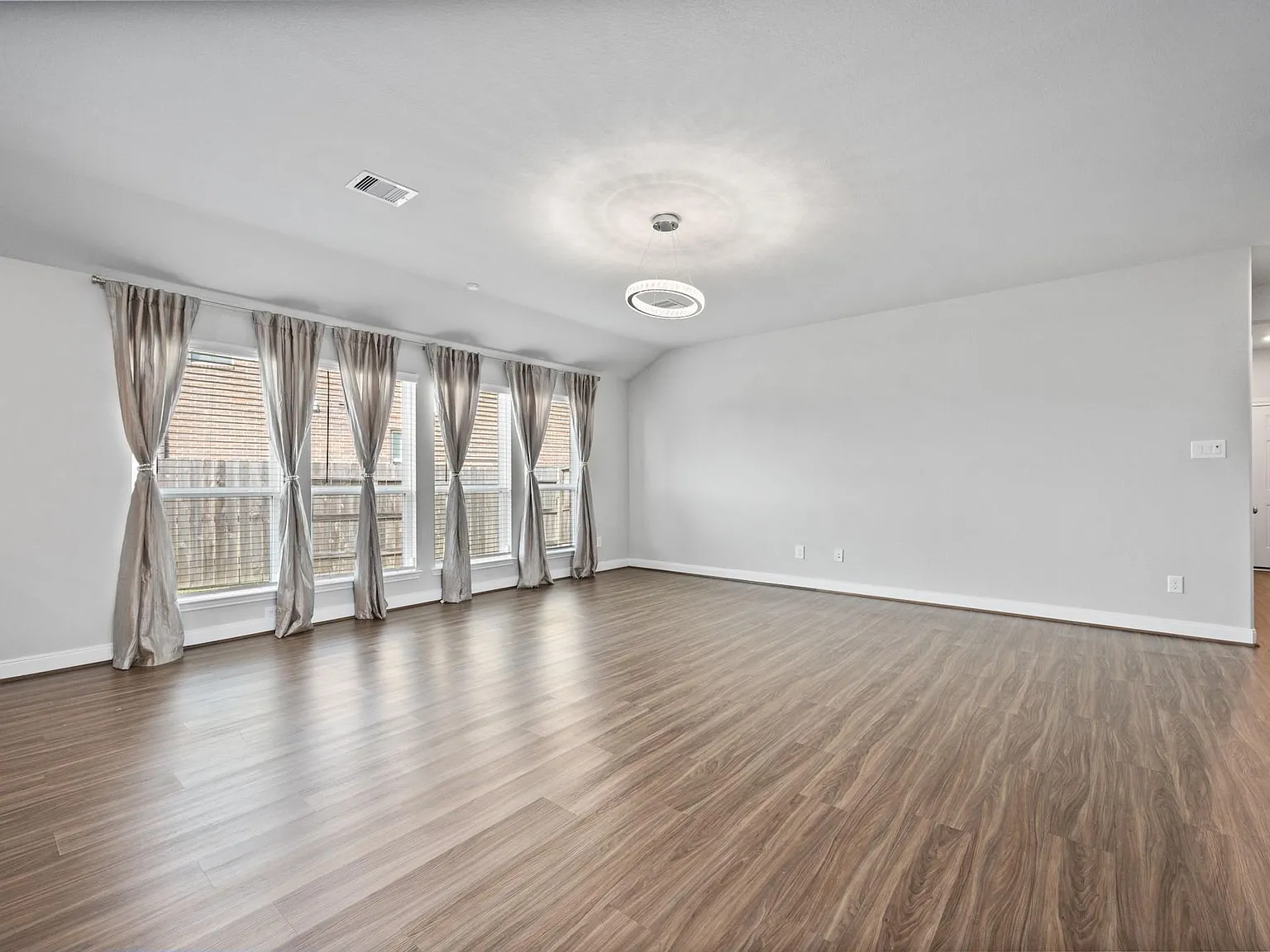 3 bed, 2.0 bath, 1917 sqft, $2,450 — Photo 3
