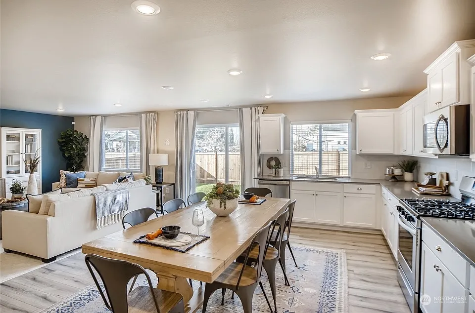 5 bed, 2631 sqft, $3,300 — Photo 3