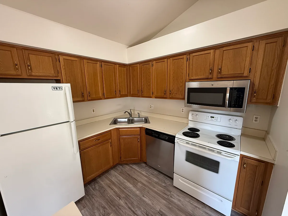 Building Photo - 45850 Cass Ave #3