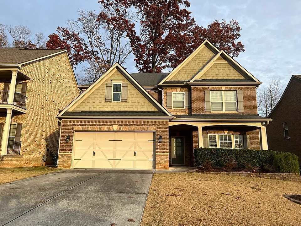 Front View, 
2 cars garage, 
4 cars parking space