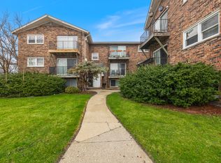 4545 Prescott Ave APT 102, Lyons, IL 60534