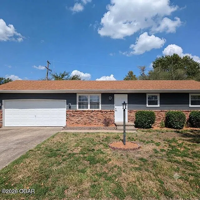 3 bed, 1.0 bath, 990 sqft, $1,250 — Photo 1
