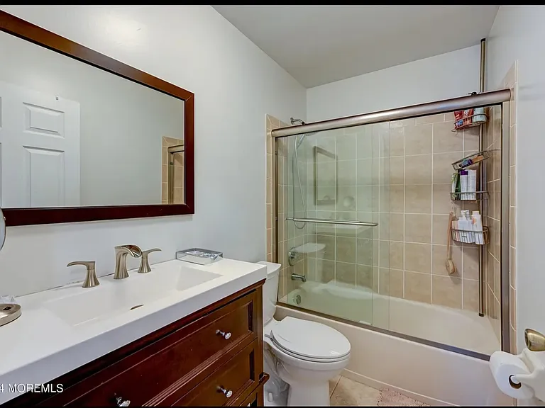 1375 Larchmont Ave — Photo 9