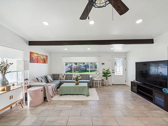 Gather on the sofas to watch the flatscreen TV with Roku, Netflix and more.