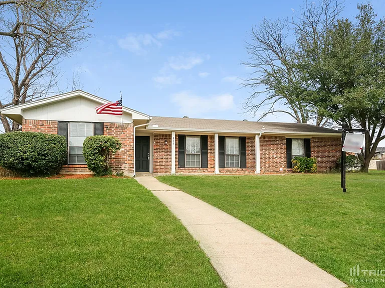 835 Live Oak Dr — Photo 1