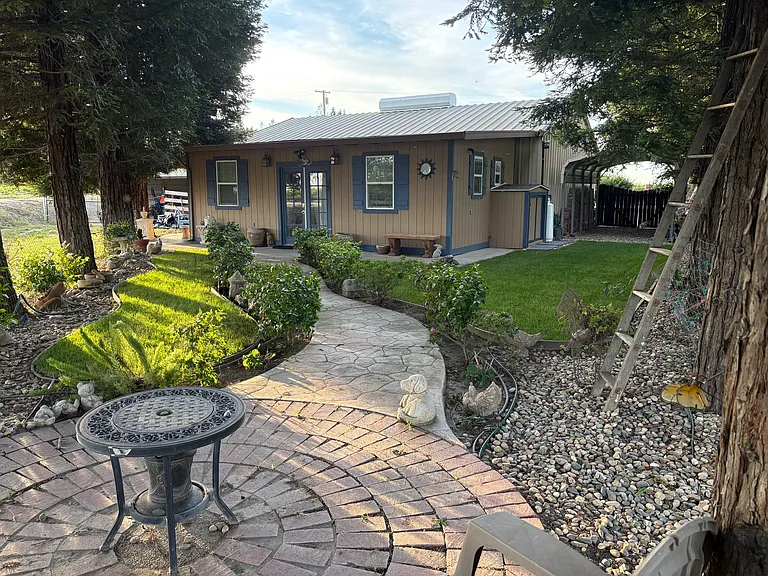 2376 E Armstrong Rd — Photo 10