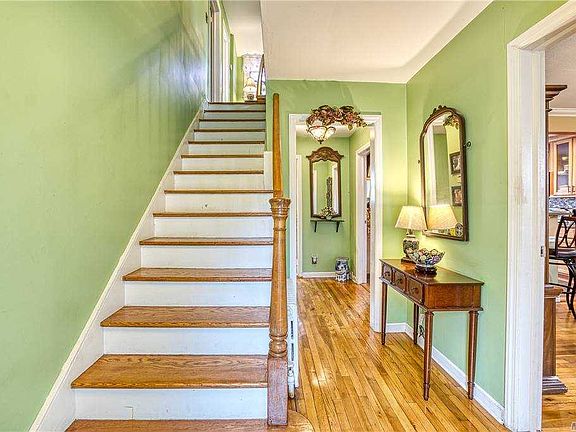 3rd image of 2 Laurel Ct