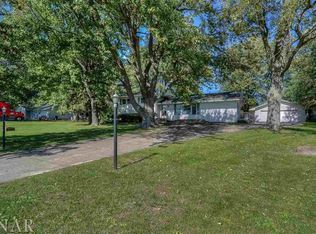 15394 Old Colonial Rd, Bloomington, IL 61705