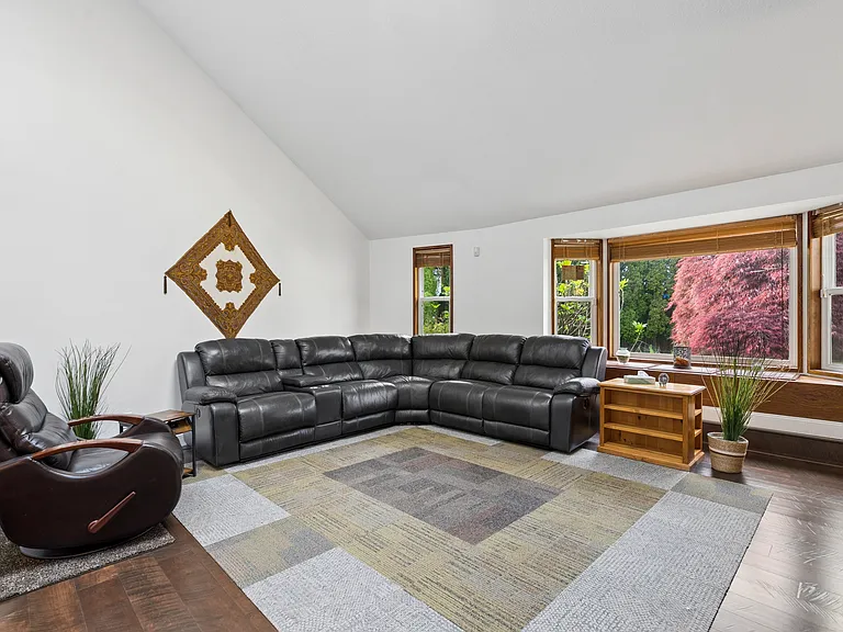 3573 NE Olympic St — Photo 11
