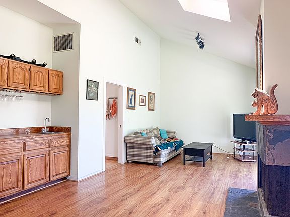 4th image of 335 Oak Meadow Dr